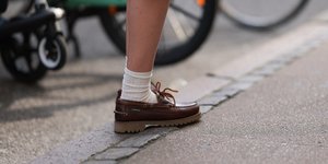 στιλάτη γυναίκα με boat shoes