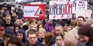 Διαδήλωση φοιτητών στο Σαράγεβο για τις καταστροφικές πλημμύρες που στοίχισαν τη ζωή σε 27 ανθρώπους 