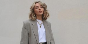 στιλάτη γυναίκα με βερμούδα