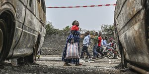 Κάτοικοι στο Κονγκό ανάμεσα σε καμένα αυτοκίνητα