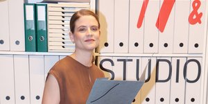 Η Δανάη Μιχαλάκη με κομψές μπαλαρίνες από τα Η&Μ -Άνετες και στιλάτες, τέλειες για το γραφείο και την έξοδο