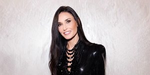 Το royal approved αξεσουάρ που θα αλλάξει όλη την εμφάνισή σας με μαύρα ρούχα