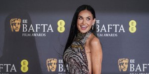 Η Ντέμι Μουρ στο κόκκινο χαλί των Bafta 2025
