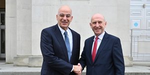 Χειραψία Νίκου Δένδια και Τζον Χίλυ