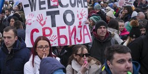 Δεκάδες χιλιάδες φοιτητές και πολίτες κρατούν αποκλεισμένη την πόλη του Κραγκούγεβατς