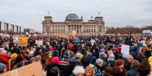 Διαδηλωτές μπροστά στην ομοσπονδιακή Βουλή της Γερμανίας