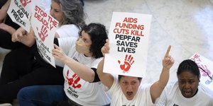 USAID διαμαρτυρια