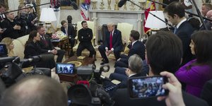 Τραμπ και Ζελένσκι με δημοσιογράφους 