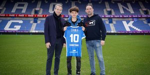 Ο 17χρονος Κωνσταντίνος Καρέτσας με τους υπεύθυνους της Γκενκ / Koninklijke Racing Club Genk