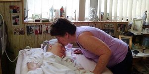 Η Colleen O'Bara σκύβει πάνω από την αδελφή της, Edwarda