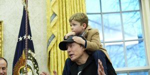 Ο Έλον Μασκ με τον γιο του στο Οβάλ γραφείο