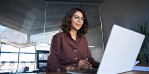 Γυναίκα μπροστά σε υπολογιστή