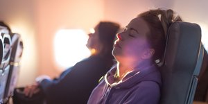 Επιβάτες που κοιμούνται σε αεροπλάνο