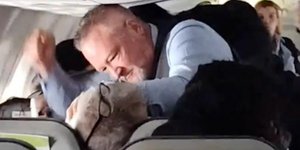 Αεροσυνοδός της Alaska Airlines γρονθοκοπεί  άνδρα που επιτέθηκε σε γυναίκα επιβάτη