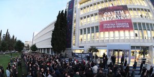 Διαμαρτυρία στο ραδιομέγαρο της ΕΡΤ για τα Τέμπη