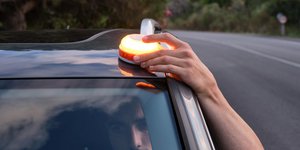 Ο φάρος θα αντικαταστήσει το προειδοποιητικό τρίγωνο στα αυτοκίνητα 