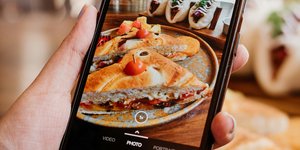 Food blogger φωτογραφίζει φαγητό