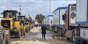 Φορτηγά έξω από τη Γάζα