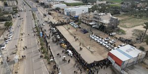 Ξεκινά η ανταλλαγή ομήρων-φυλακισμένων ανάμεσα σε Χαμάς και Ισραήλ