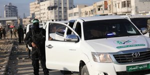 Μέλη της Χαμάς απελευθερώνουν ομήρους