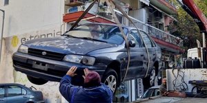 Επιχείρηση απομάκρυνσης εγκαταλειμμένων οχημάτων από τον δήμο Θεσσαλονίκης