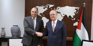 Χειραψία Γεραπετρίτη με Μοχάμαντ Μουσταφά