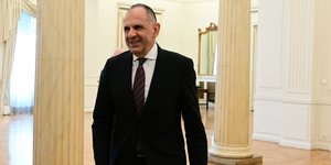Χαμογελαστός Γιώργος Γεραπετρίτης