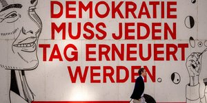 «Η δημοκρατία πρέπει να ανανεώνεται κάθε μέρα» γράφει μπάνερ στην Αυστρία