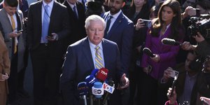 O Λίντσεϊ Γκράχαμ μιλά στους δημοσιογράφους