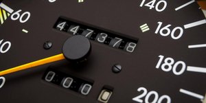 Χιλιομετρητής σε παλιό αυτοκίνητο 