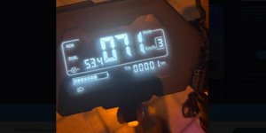 Ψηφιακές ενδείξεις σε ηλεκτρικό πατίνι 