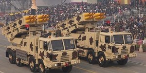 Στρατιωτικά οχήματα στην Ινδία με πυραυλικό σύστημα