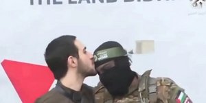 Ισραηλινός όμηρος φιλάει στο μέτωπο άνδρες της Χαμάς κατά την απελευθέρωσή του