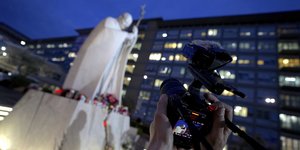 αγαλμα παπα καμερα