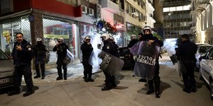 Διαμαρτυρία έξω από το γραφείο του Κ. Καραμανλή στην πλ. Κλαυθμώνος για τα Τέμπη