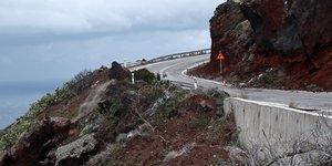 Σαντορίνη: «Τρέμει» η γη από συνεχόμενες σεισμικές δονήσεις -Κατολισθήσεις σε πολλά σημεία, δείτε εικόνες