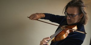 καβακος παιζει βιολι