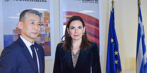 Η Ολγα Κεφαλογιάννη με τον Νοτιοκορεάτη πρέσβη