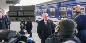 Ο Κιθ Κέλογκ σε σταθμό τρένου στο Κίεβο