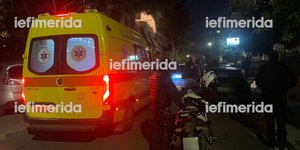 Ασθενοφόρο και αστυνομικές δυνάμεις έξω από το σπίτι στο Κερατσίνι
