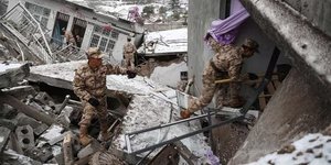 Διασώστες ερευνούν για επιζώντες σε χαλάσματα εξαιτίας κατολίσθησης στην Κίνα