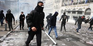 Κουκουλοφόροι κάνουν επεισόδια μετά το συλλαλητήριο για τα Τέμπη -