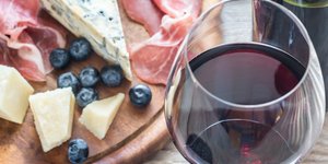  Syrah με πικάντικα αλλαντικά, μπλε τυρί και φρούτα