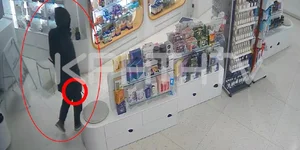 Η στιγμή που ο ληστής εισβάλει στο φαρμακείο