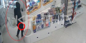 Η στιγμή που ο ληστής εισβάλει στο φαρμακείο