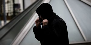 Γυναίκα με κουκούλα στο κρύο της Αθήνας