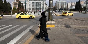 Κρύο στην Αθήνα, γυναίκα με παλτό