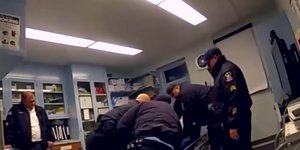 Κατηγορίες σε έξι σωφρονιστικούς υπαλλήλους για φόνο μετά τον θάνατο Αφροαμερικανού σε φυλακή της Νέας Υόρκης