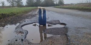 Δεν μπορούσε να βλέπει τη λακκούβα στο δρόμο του χωριού του και πήρε την κατάσταση στα χέρια του