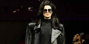 Paint it black: Οι σχεδιαστές στην Εβδομάδα Μόδας του Λονδίνου αντικατοπτρίζουν τη δυστοπία με έλλειψη χρώματος